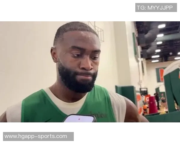 杰伦布朗谈遭遇包夹时的传球选择强调对队友的信任与团队合作的重要性